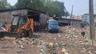 ফরিদপুরে সড়কের পাশে ময়লার ভাগাড়: দূষণে অতিষ্ঠ জনজীবন, বাড়ছে স্বাস্থ্যঝুঁকি