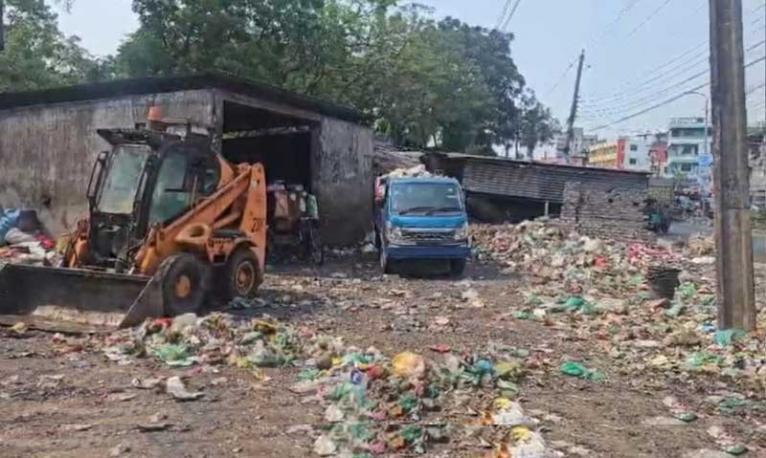 ফরিদপুরে সড়কের পাশে ময়লার ভাগাড়: দূষণে অতিষ্ঠ জনজীবন, বাড়ছে স্বাস্থ্যঝুঁকি
