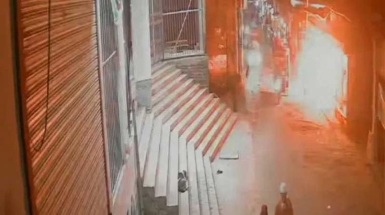 সিদ্ধিরগঞ্জে তিতাস গ্যাস লাইনে বিস্ফোরণ, স্থানীয়দের চেষ্টায় আগুন