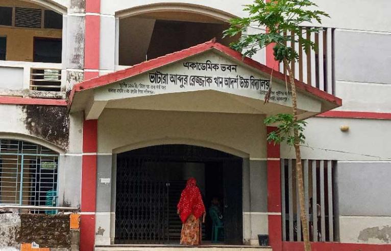 ​সরিষাবাড়ীতে স্কুলে ঢুকে শিক্ষিকাকে লাঞ্ছিত ও প্রাণনাশের হুমকি, থানায় অভিযোগ