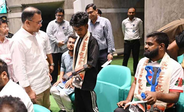 সংসদ অধিবেশনের ফাঁকে দর্শক গ্যালারিতে শহীদ পরিবার ও আহতদের সাথে দেখা করলেন প্রধানমন্ত্রী