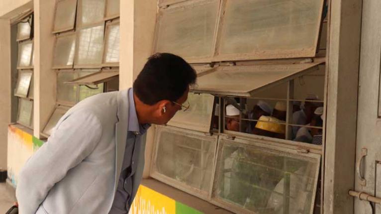 জানালার ফাঁকে ‘তীক্ষ্ণ দৃষ্টি’: শিক্ষামন্ত্রীর অন্যরকম কেন্দ্র পরিদর্শন