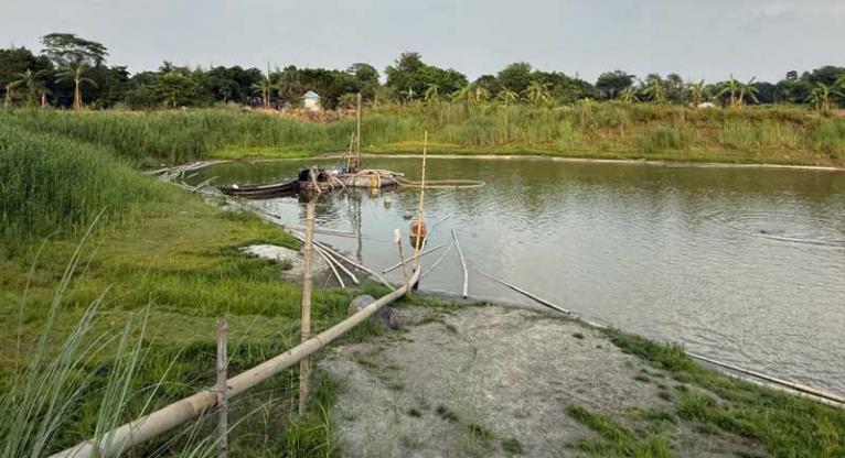 সদরপুরে অবৈধভাবে মাটি কাটার দায়ে দুই ব্যক্তিকে ১ লাখ টাকা জরিমানা
