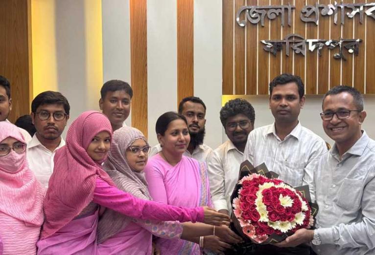 ফরিদপুরের ‌নবাগত জেলা প্রশাসককে ফুলেল শুভেচ্ছা