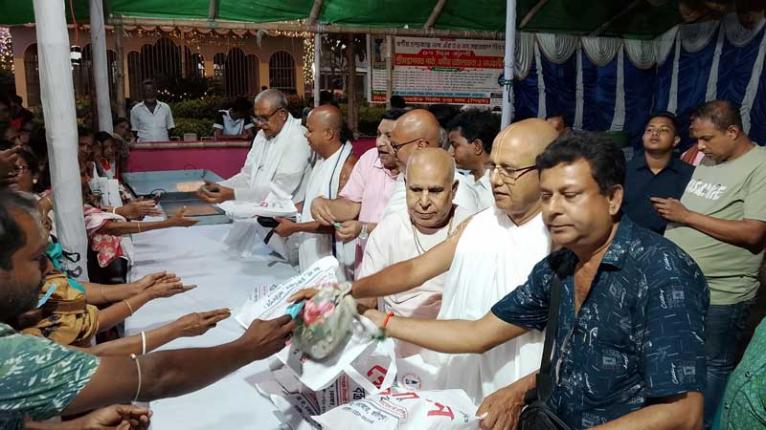 ফরিদপুরে মানব সেবা সাধুসঙ্গের উদ্যোগে ‌অসহায় ও দু:স্থদের মাঝে বস্ত্র বিতরণ