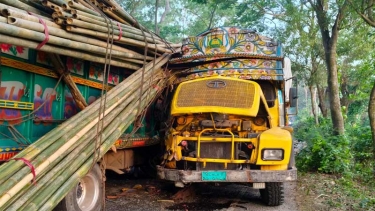 ফরিদপুরে দুই ট্রাকের মুখোমুখি সংঘর্ষে চালক আহত