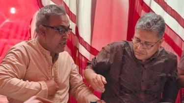 ফরিদপুর- ৪ আসনের এমপি’কে ফুল দিয়ে শুভেচ্ছা জানালেন চেয়ারম্যান প্রার্থী শাখাওয়াত