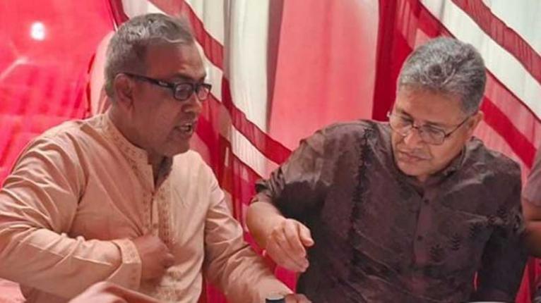 ফরিদপুর- ৪ আসনের এমপি’কে ফুল দিয়ে শুভেচ্ছা জানালেন চেয়ারম্যান প্রার্থী শাখাওয়াত