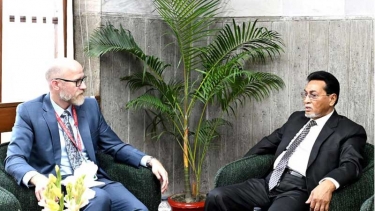 চীফ হুইপের সাথে স্টুয়ার্ট জেমসের সৌজন্য সাক্ষাৎ