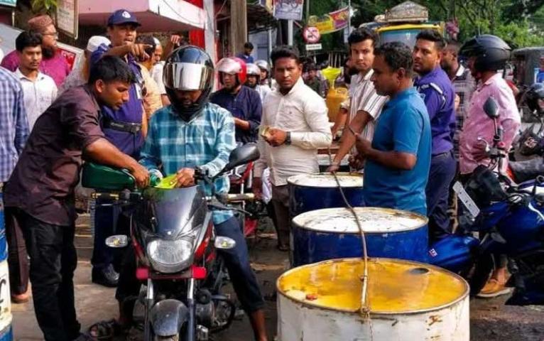 প্রশাসনের কঠোর নির্দেশে জামালপুরে ফুয়েল কার্ড ছাড়া মিলছে না তেল