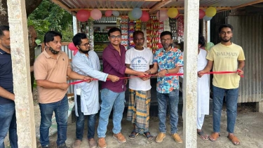 ফরিদপুরে অস্বচ্ছল লুৎফরকে স্বাবলম্বি করতে  দেওয়া হলো মুদির দোকান।