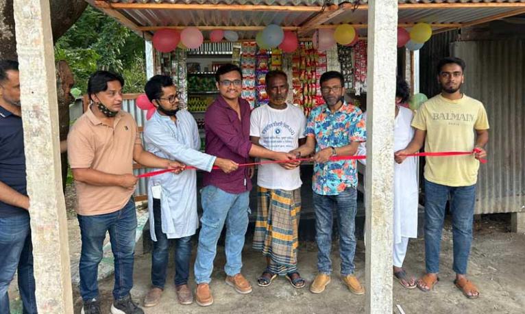 ফরিদপুরে অস্বচ্ছল লুৎফরকে স্বাবলম্বি করতে  দেওয়া হলো মুদির দোকান।