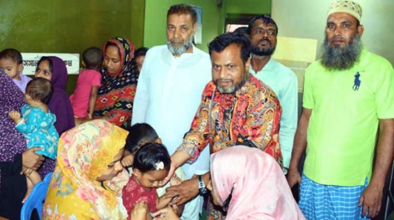 সিদ্ধিরগঞ্জের ২নম্বর ওয়ার্ডে শিশুদের মাঝে হাম-রুবেলার টিকা প্রদান