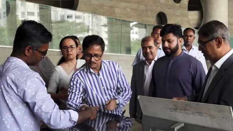 মুক্তিযুদ্ধ জাদুঘর পরিদর্শন করলেন মুক্তিযুদ্ধ বিষয়ক মন্ত্রী