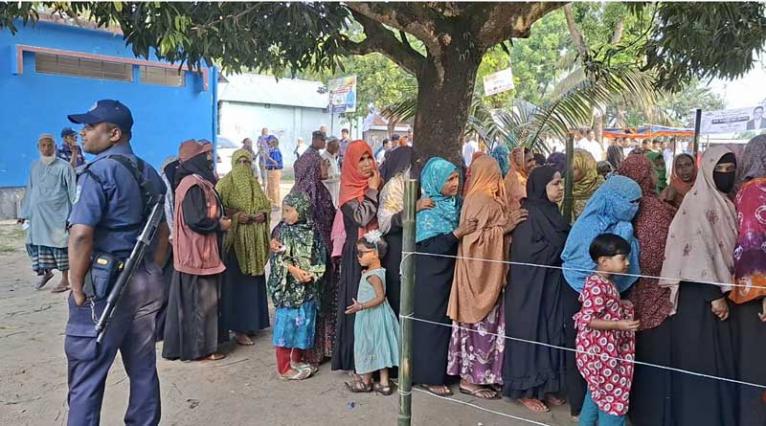 শেরপুর-৩ আসনে উৎসবমুখর পরিবেশে ভোটগ্রহণ চলছে