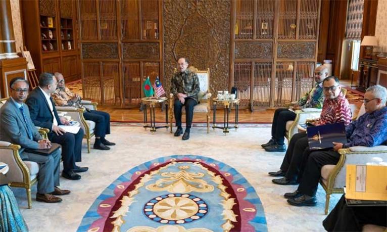 মালয়েশিয়ার প্রধানমন্ত্রীর সঙ্গে বৈঠক : শ্রমবাজার খোলা, স্বচ্ছ প্রক্রিয়া ও ব্যয় কমাতে সম্মতি