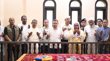 মওলানা আবদুল হামিদ খান ভাসানীর কবর জিয়ারত করলেন প্রধানমন্ত্রী