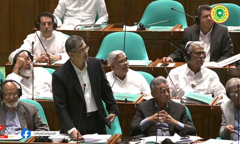 দেশের আইন-শৃঙ্খলা বজায় রাখতে সরকার প্রতিশ্রুতিবদ্ধ : স্বরাষ্ট্রমন্ত্রী