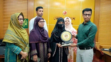 নিজের বাল্যবিয়ে ঠেকিয়ে ‘কন্যা সাহসিকতা’ পুরস্কার পেল পিরোজপুরের তহমিনা