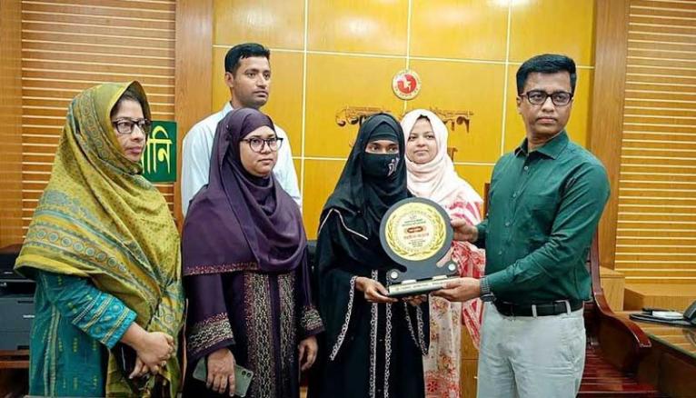 নিজের বাল্যবিয়ে ঠেকিয়ে ‘কন্যা সাহসিকতা’ পুরস্কার পেল পিরোজপুরের তহমিনা