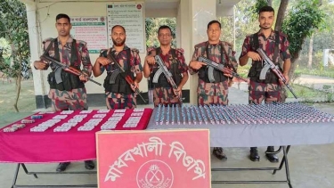 মহেশপুর সীমান্তে ১৬ লাখ টাকার চোরাই মালামাল ও মাদক উদ্ধার, আটক ২