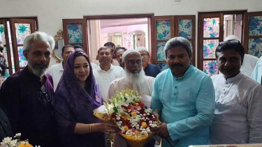 ফরিদপুর আইনজীবী সমিতির নির্বাচিত সভাপতি নায়াব ইউসুফ এমপিকে ফুল দিয়ে শুভেচ্ছা জানান