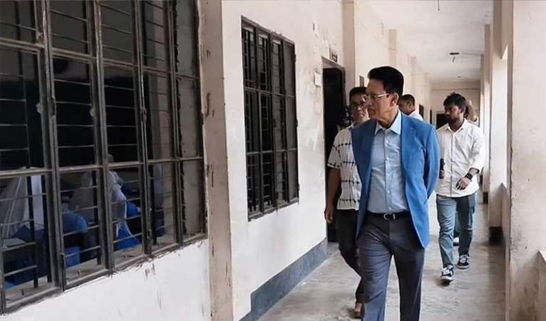 হঠাৎ এসএসসি পরীক্ষা কেন্দ্রে শিক্ষামন্ত্রী, অতঃপর…