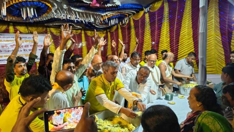 ফরিদপুরে জগদ্বন্ধু সুন্দরের ১৫৬তম আবির্ভাব উৎসব উপলক্ষে মহাপ্রসাদ বিতরণ অনুষ্ঠিত