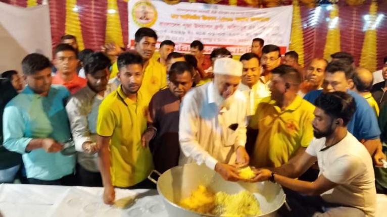 ফরিদপুর পূজা ‌উদযাপন ফ্রন্ট এর উদ্যোগে ভক্তদের মধ্যে ‌ প্রসাদ বিতরণ অনুষ্ঠিত