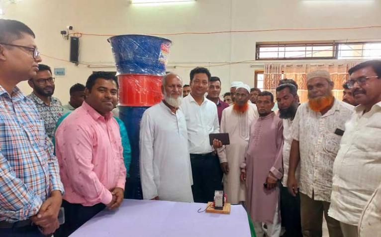 সালথায় কৃষকদের মাঝে পেঁয়াজ সংরক্ষণে এয়ার ফ্লো মেশিন বিতরণ