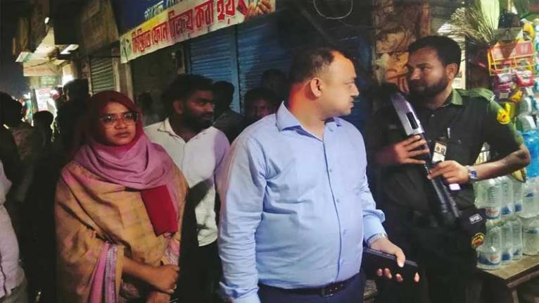 বকশীগঞ্জে অবৈধ তেল মজুতের দায়ে এক ব্যবসায়ীকে জরিমানা