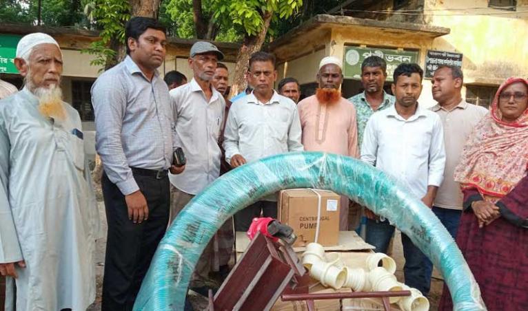 সরিষাবাড়ীতে চরাঞ্চলের কৃষকদের মাঝে বিনামূল্যে সেচ পাম্প বিতরণ