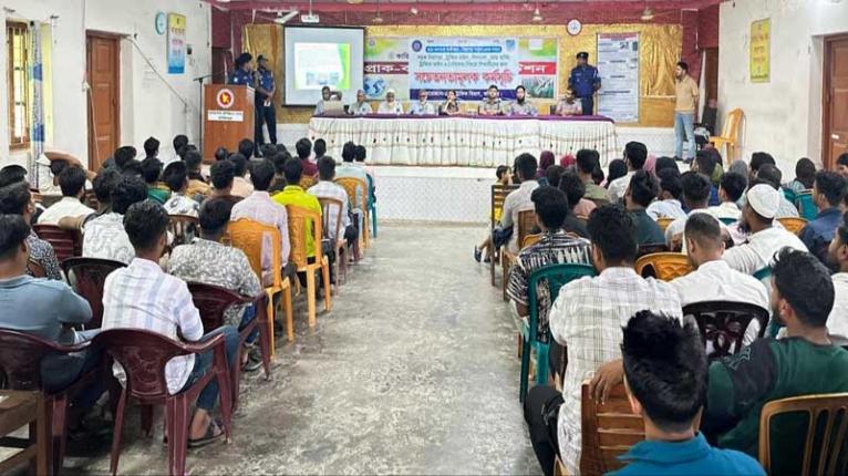 সড়ক নিরাপত্তা বিষয়ে ফরিদপুরে সচেতনতামূলক কর্মসূচি অনুষ্ঠিত