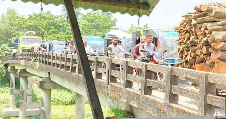 ফরিদপুর কুমার নদের উপর নির্মিত ব্রিজটির সংস্কার জরুরি