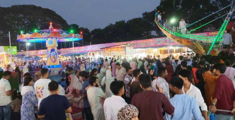 ছুটির দিনে মুখরিত ফরিদপুর শিল্প ও বানিজ্য মেলা
