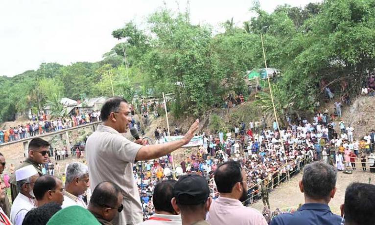 গণভোট ও জুলাই সনদ নিয়ে বিভ্রান্তকারীদের প্রশ্রয় না দেওয়ার আহ্বান প্রধানমন্ত্রীর