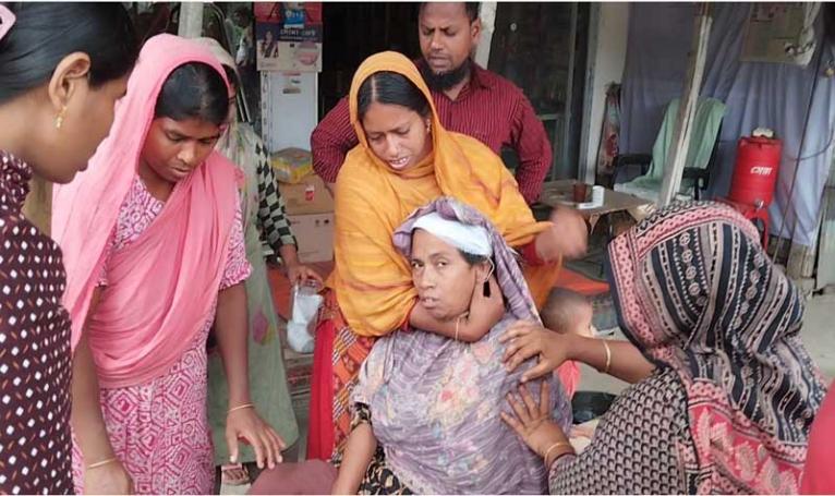 নগরকান্দায় গোল্ডেন লাইন বাসের ধাক্কায় নারী নিহত,