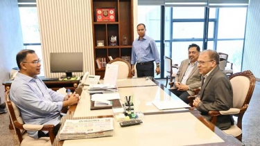 প্রধানমন্ত্রীর সঙ্গে টিআইবির নির্বাহী পরিচালকের সাক্ষাৎ