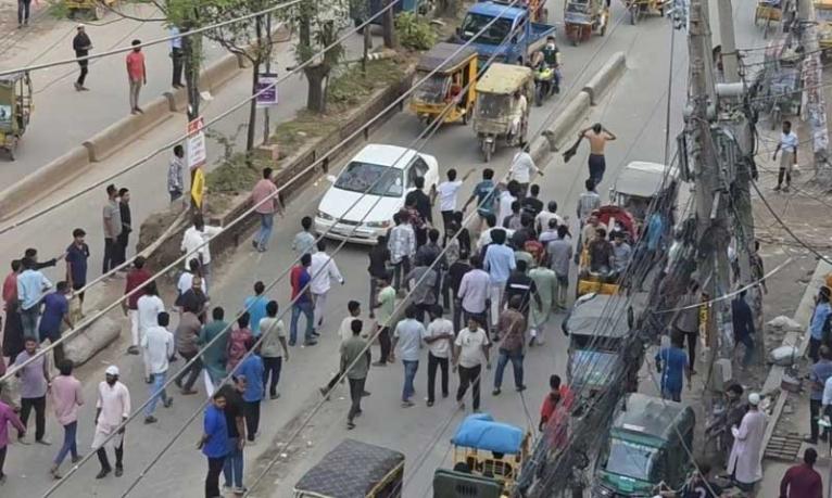 উচ্ছেদ অভিযানে নাসিক কর্মীদের উপর হকারদের হামলার অভিযোগ
