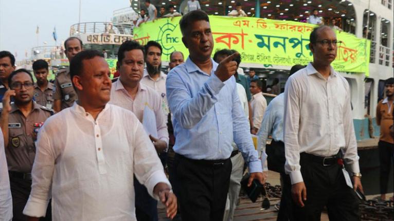 নৌপথে ঈদ যাত্রার প্রস্তুতি দেখতে সদরঘাটে আকস্মিক পরিদর্শনে নৌপরিবহন প্রতিমন্ত্রী