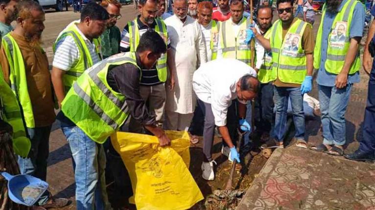কোরবানির বর্জ্য অপসারণে মাঠে নামলেন প্রতিমন্ত্রী টুকু