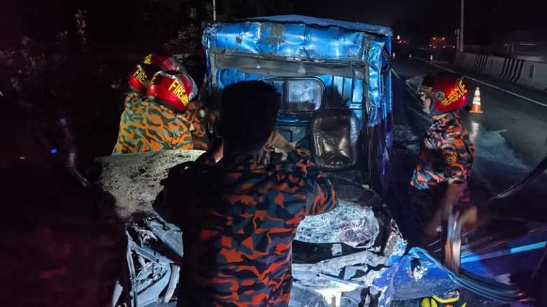 ফরিদপুরে দাঁড়িয়ে থাকা কাভার্ডভ্যানে পিকআপের ধাক্কা, চালক-হেলপার নিহত