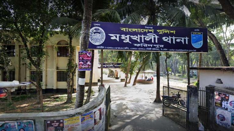 ফরিদপুরের মধুখালীতে গলায় ফাঁস নিয়ে কলেজছাত্রীর আত্মহত্যা