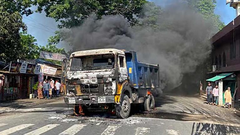 রাজশাহীতে সড়ক দুর্ঘটনায় পথচারী নিহত, দুই ডাম্প ট্রাকে আগুন দিল জনতা