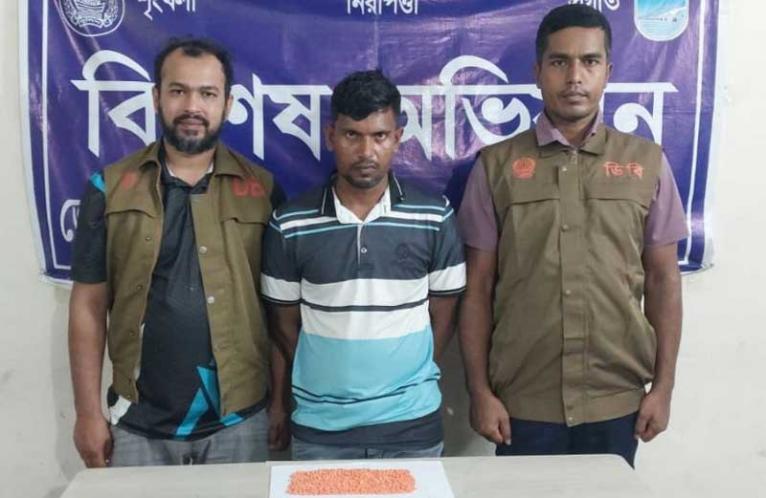 আশুলিয়ায় ১ হাজার ৩০০ পিস ইয়াবাসহ কারবারি গ্রেপ্তার