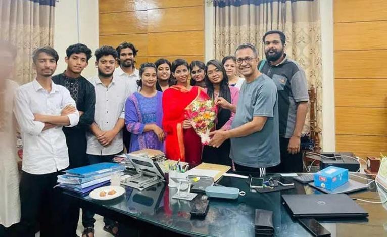 ফরিদপুরের নবাগত জেলা প্রশাসককে নাট্যকুঞ্জের ফুলেল শুভেচ্ছা