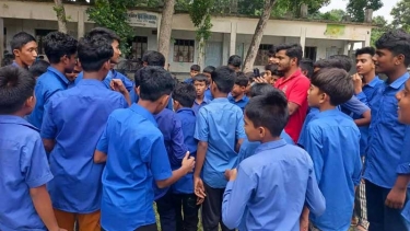 সালথায় প্রধান শিক্ষকের বিরুদ্ধে অনিয়মের অভিযোগে শিক্ষার্থীদের ক্লাস বর্জন, বিক্ষোভ