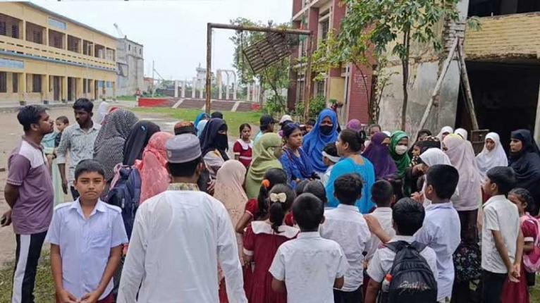 চলছিল ক্লাস, সিলিং ফ্যান পড়ে আহত বিদ্যালয়ের ৫ শিক্ষার্থী