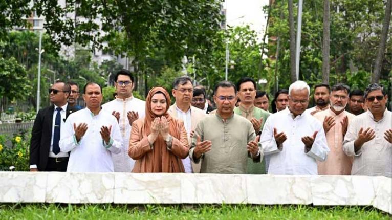 বিডিআর বিদ্রোহে নিহত সেনা কর্মকর্তাদের কবর জিয়ারত প্রধানমন্ত্রীর