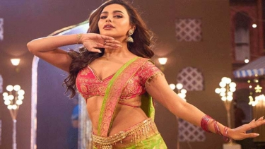 আকর্ষণীয় লুকে নুসরাত ফারিয়া মাতাবেন ‘লোকে বলে’ গানে